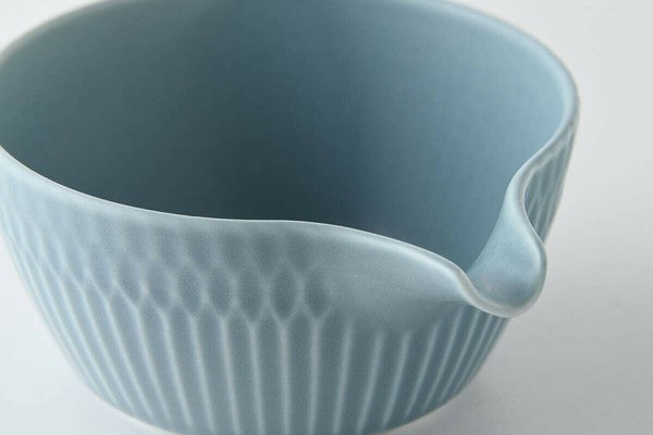 小田陶器:さざなみデザイン磁器注ぎ口付きボウル(ダークブルー) 小田陶器さざなみ片口小鉢(ブルーグレー)