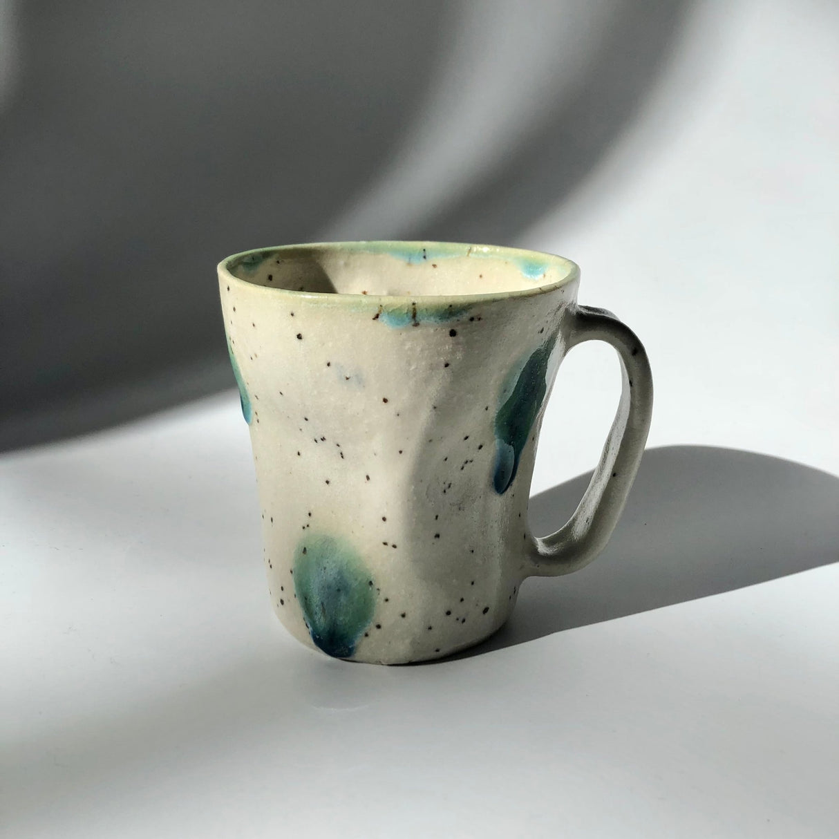 Hiroshi Hirai: Heart Shaped Mug Cup, Green Accents - natsumiya.live
