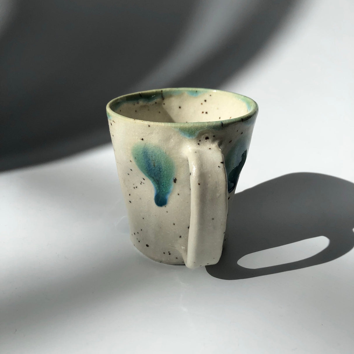 Hiroshi Hirai: Heart Shaped Mug Cup, Green Accents - natsumiya.live