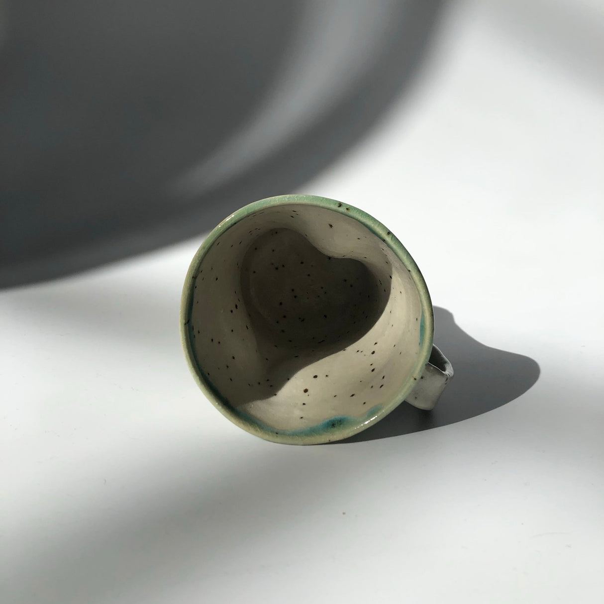 Hiroshi Hirai: Heart Shaped Mug Cup, Green Accents - natsumiya.live
