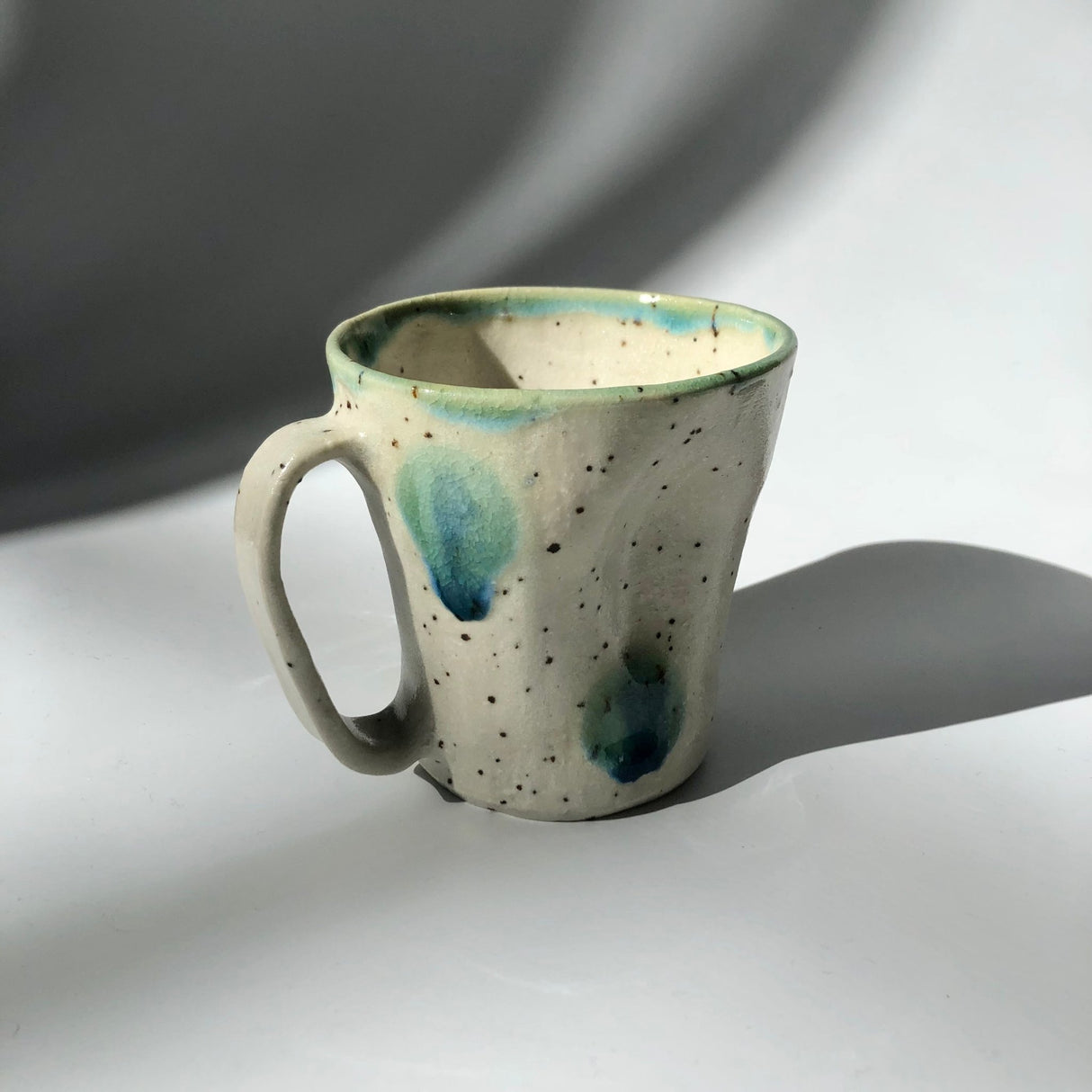 Hiroshi Hirai: Heart Shaped Mug Cup, Green Accents - natsumiya.live