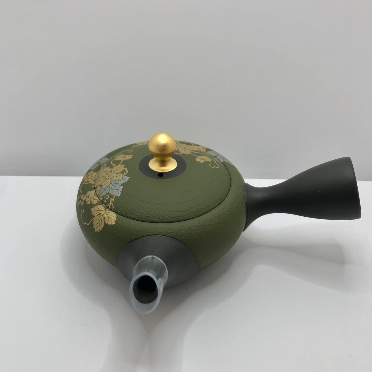 Isobe Ceramics se107: Tokoname Kyusu Golden Grapes Motif by Shouhou 250 ml 金葡萄 - natsumiya.live