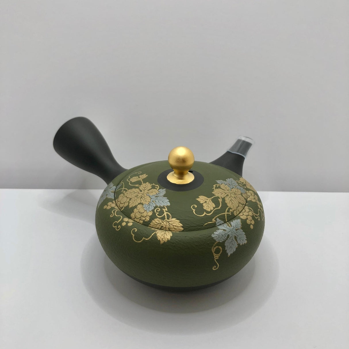 Isobe Ceramics se107: Tokoname Kyusu Golden Grapes Motif by Shouhou 250 ml 金葡萄 - natsumiya.live