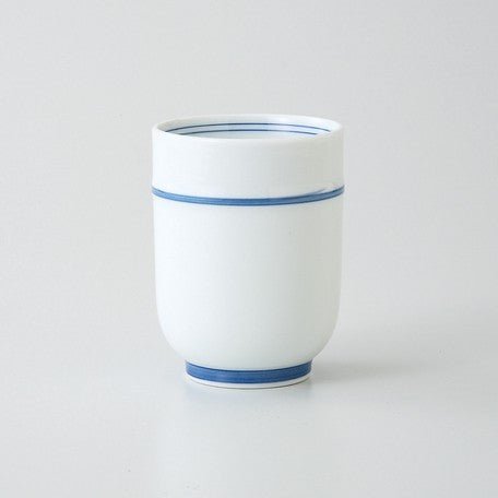 Saikai Ceramics: Blue Trim, White Porcelain Yunomi Tea Cup with Blue Accents 150 ml - natsumiya.live