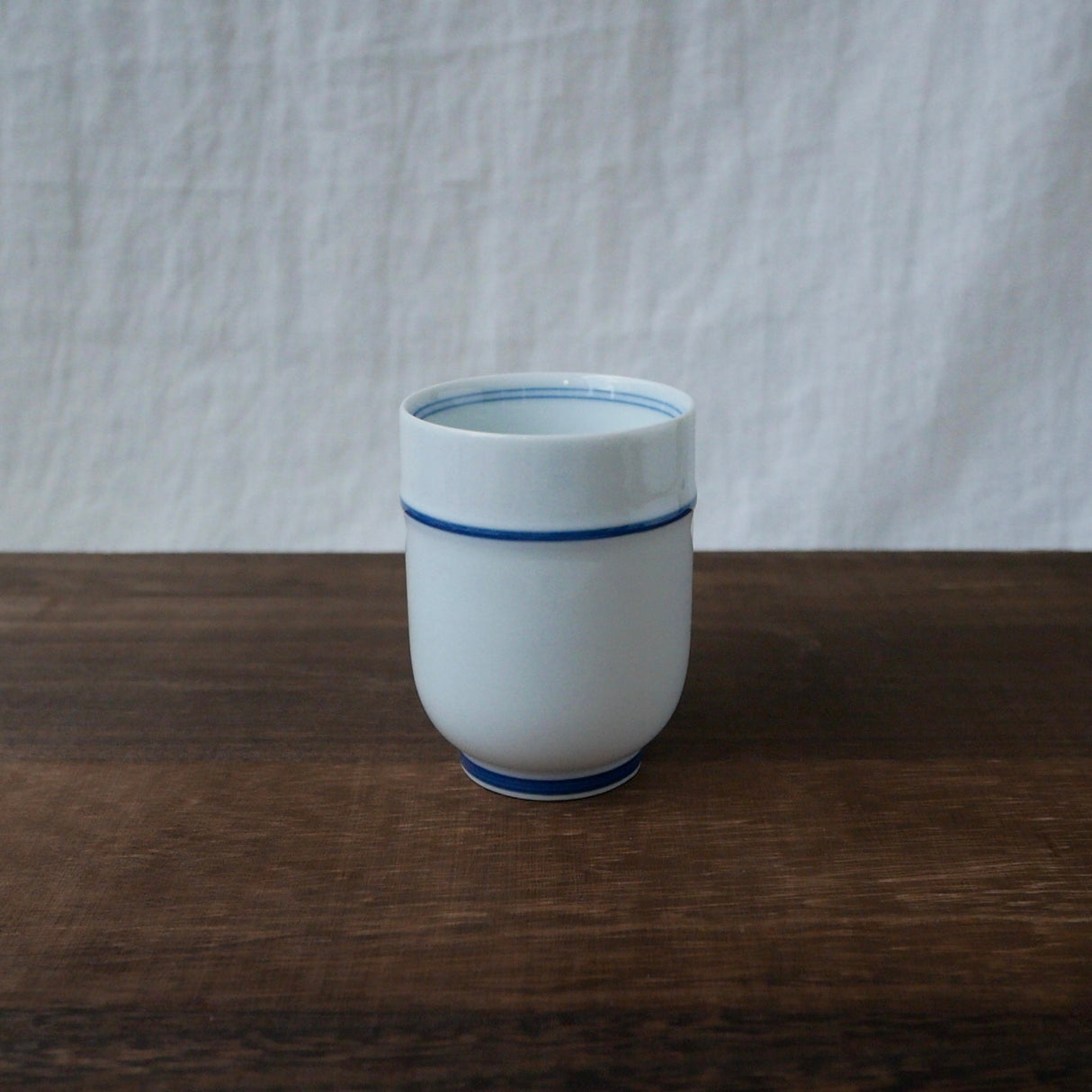 Saikai Ceramics: Blue Trim, White Porcelain Yunomi Tea Cup with Blue Accents 150 ml - natsumiya.live