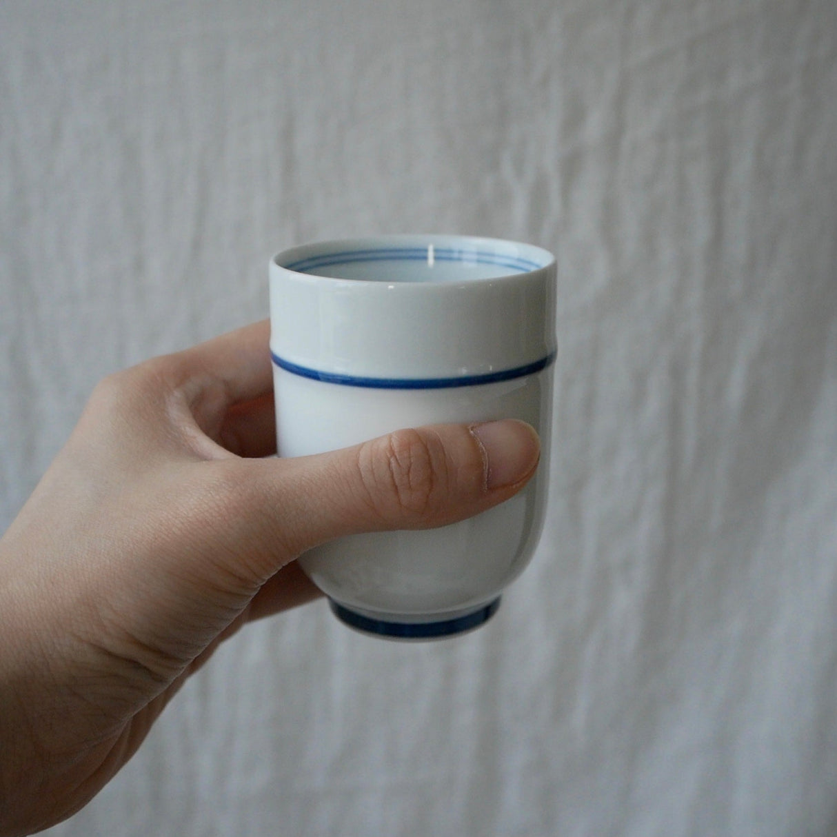 Saikai Ceramics: Blue Trim, White Porcelain Yunomi Tea Cup with Blue Accents 150 ml - natsumiya.live