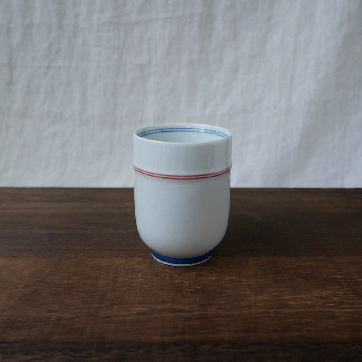 Saikai Ceramics: Red Trim, White Porcelain Yunomi Tea Cup with Blue Accents 150 ml - natsumiya.live