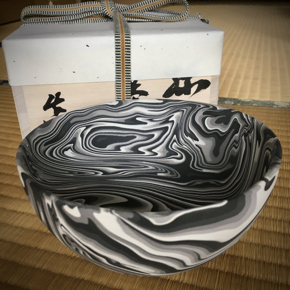 Shinro Yamamoto: Marble Porcelain Matcha Bowl 650 - natsumiya.live