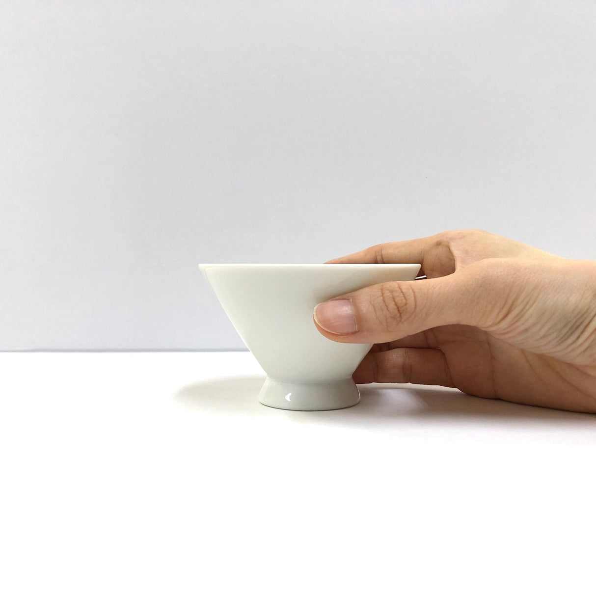 Yamatane: Tea Professional's White Porcelain Tea Cup - Asagao - natsumiya.live