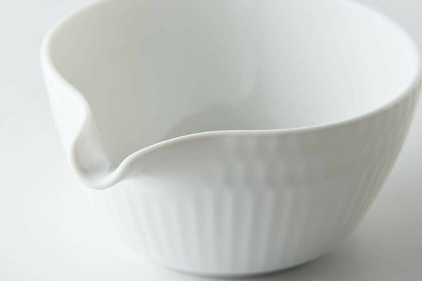 Oda Pottery: Sazanami Design Porcelain Bowl with Pouring Lip (White) 小田陶器さざなみ片口小鉢（白）