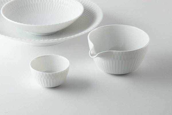 Oda Pottery: Sazanami Design Porcelain Bowl with Pouring Lip (White) 小田陶器さざなみ片口小鉢（白）