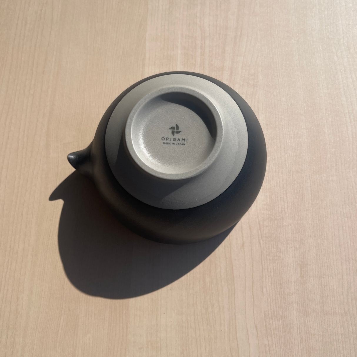 Origami Tea - Pour Sumi - Minoyaki Porcelain Matcha Bowl with Pouring Lip　抹茶碗ポア 炭ブラック back natsumiya.live
