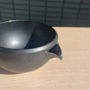 Origami Tea - Pour Sumi - Minoyaki Porcelain Matcha Bowl with Pouring Lip　抹茶碗ポア 炭ブラック side natsumiya.live