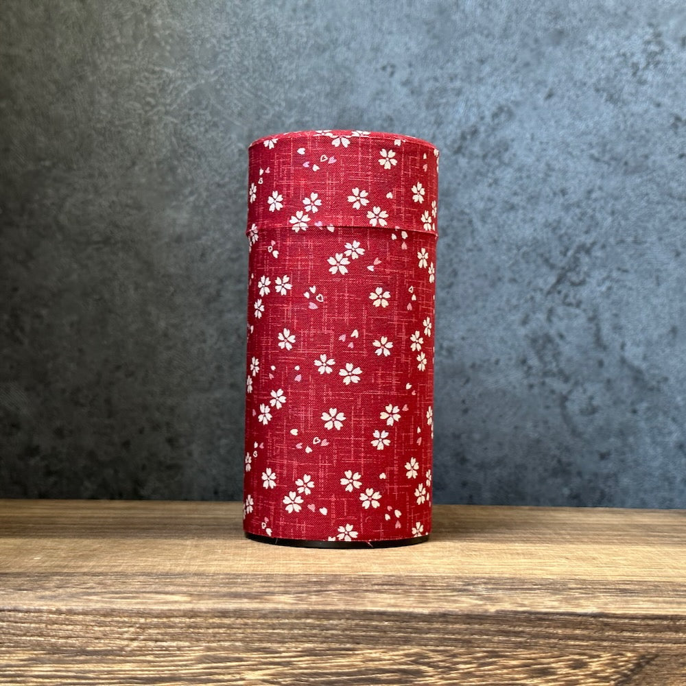 奥村製罐：茶筒 布製（煎茶175g用）、デザイン：桜紅