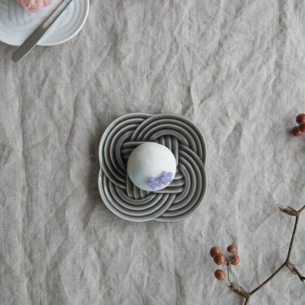 Oda Pottery: Wagashi Plate Gray (10.5 cm) - natsumiya.live