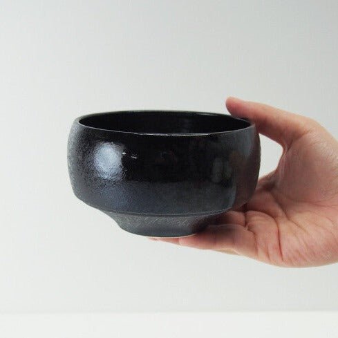 Saikai Ceramics: Hakuwan - Wabikuro, Black Porcelain Matcha Bowl with Gift Box - natsumiya.live