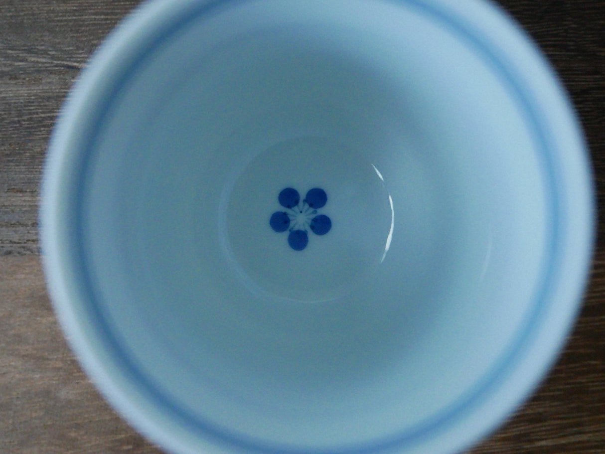Saikai Ceramics: Red Trim, White Porcelain Yunomi Tea Cup with Blue Accents 150 ml - natsumiya.live