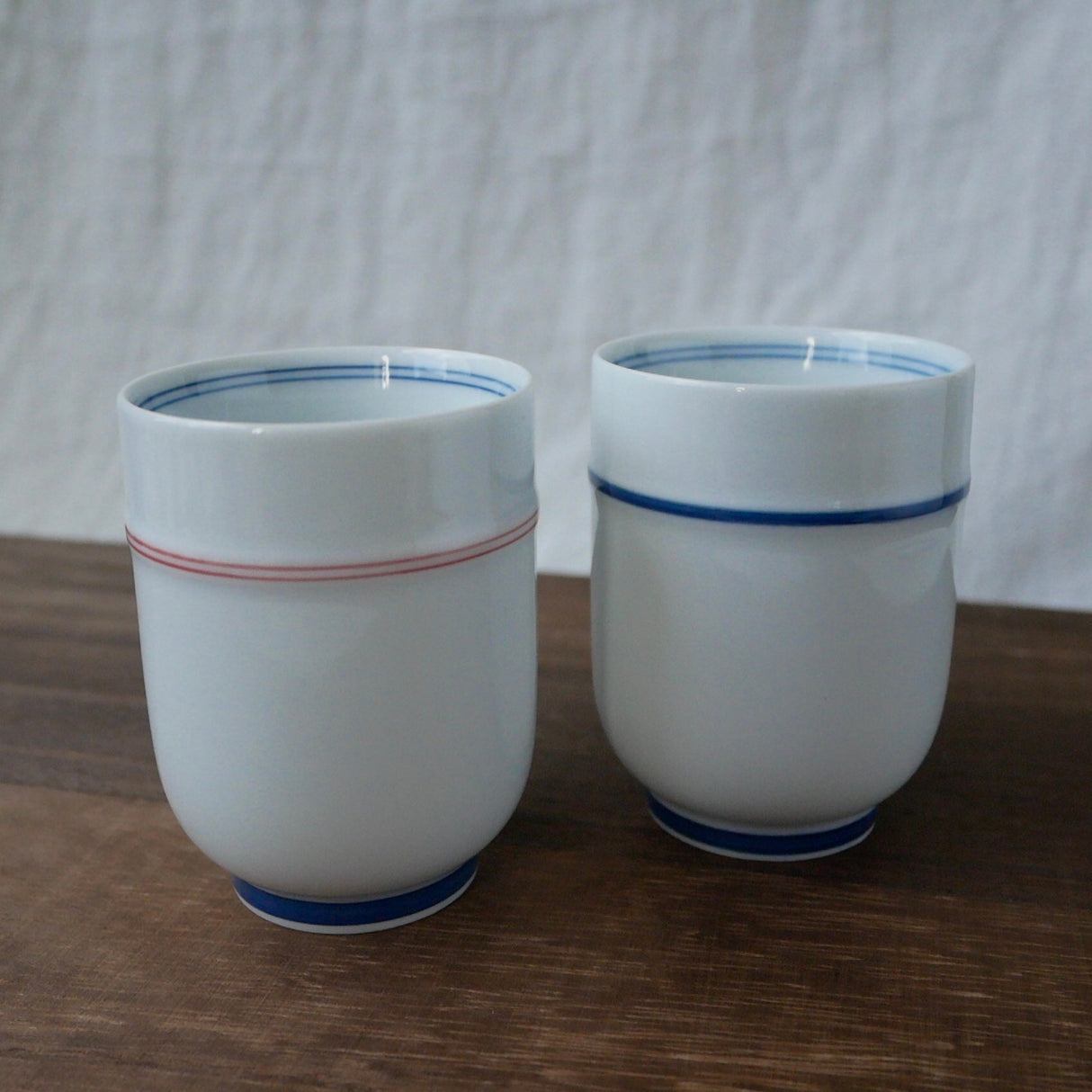 Saikai Ceramics: Red Trim, White Porcelain Yunomi Tea Cup with Blue Accents 150 ml - natsumiya.live