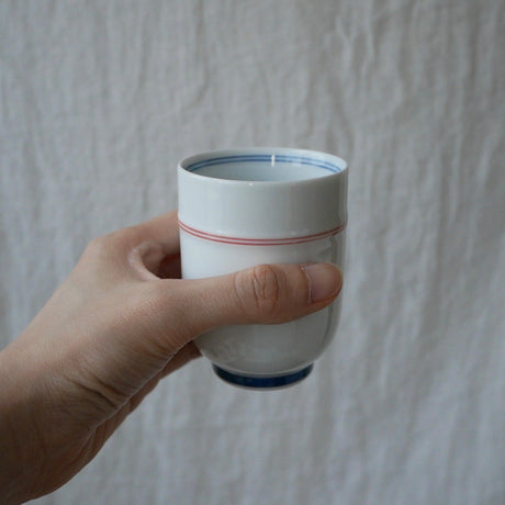 Saikai Ceramics: Red Trim, White Porcelain Yunomi Tea Cup with Blue Accents 150 ml - natsumiya.live