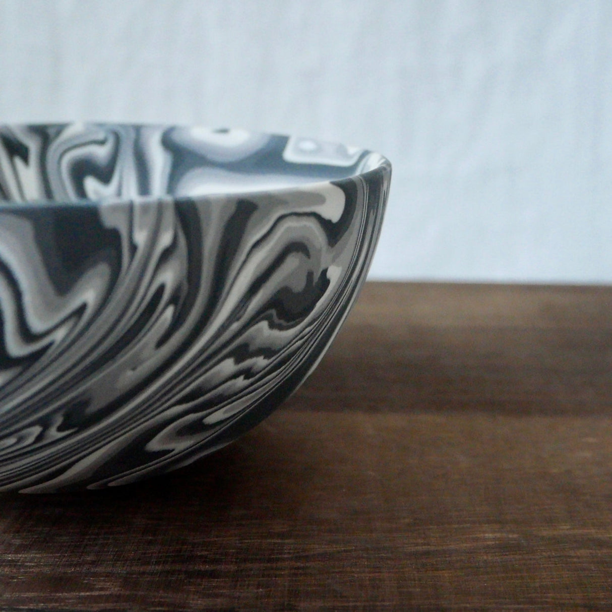 Shinro Yamamoto: Marble Porcelain Matcha Bowl 650 - natsumiya.live