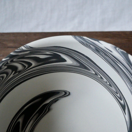 Shinro Yamamoto: Marble Porcelain Matcha Bowl 800 - natsumiya.live