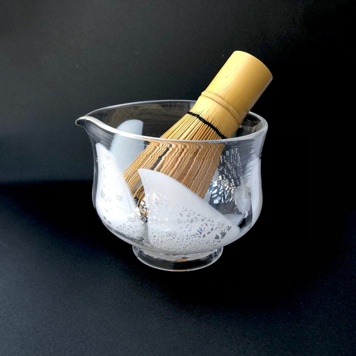 Suikaen: Katakuchi Chawan Glass Matcha Bowl with Spout (Tomoe, 巴) - natsumiya.live