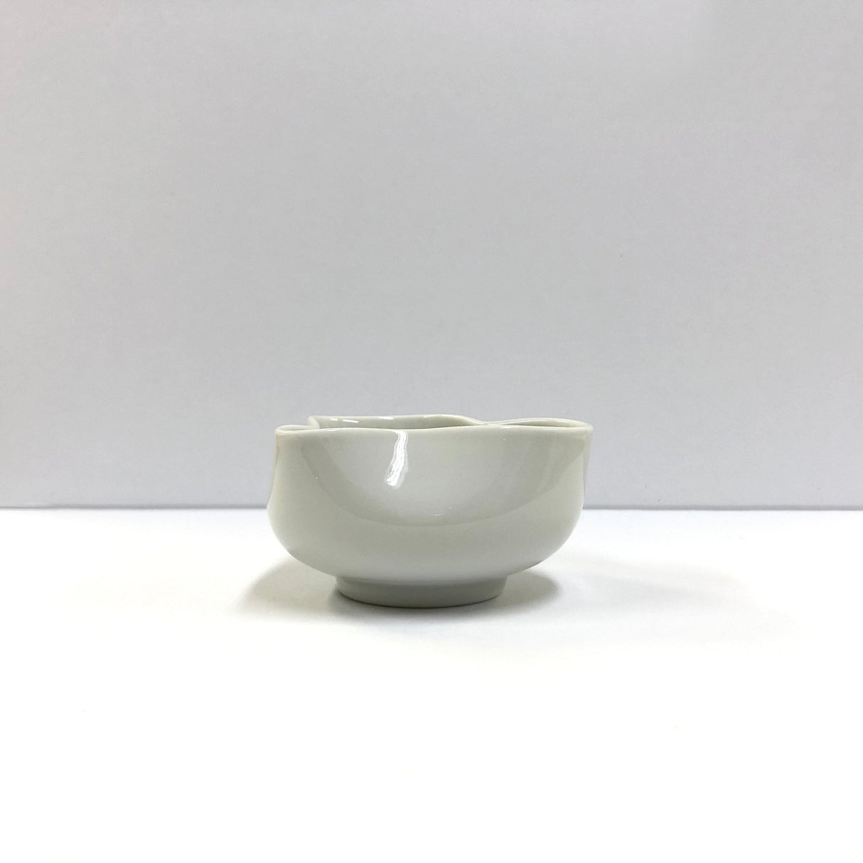 Yamatane: Tea Professional's White Porcelain Cooling Bowl, Yuzamashi - natsumiya.live