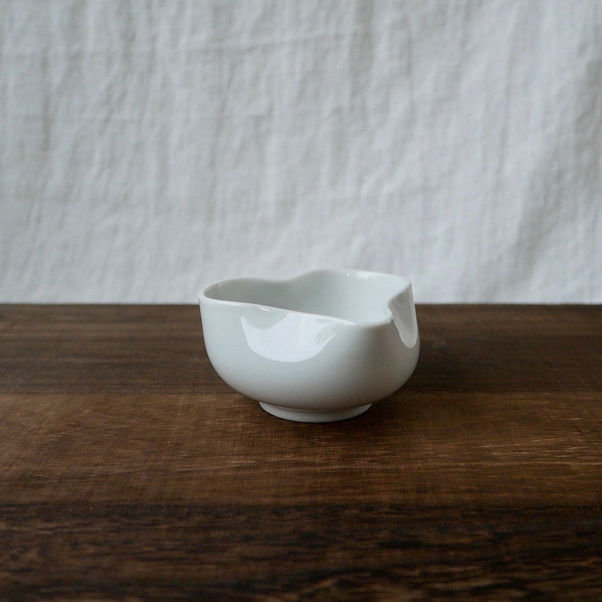 Yamatane: Tea Professional's White Porcelain Cooling Bowl, Yuzamashi - natsumiya.live